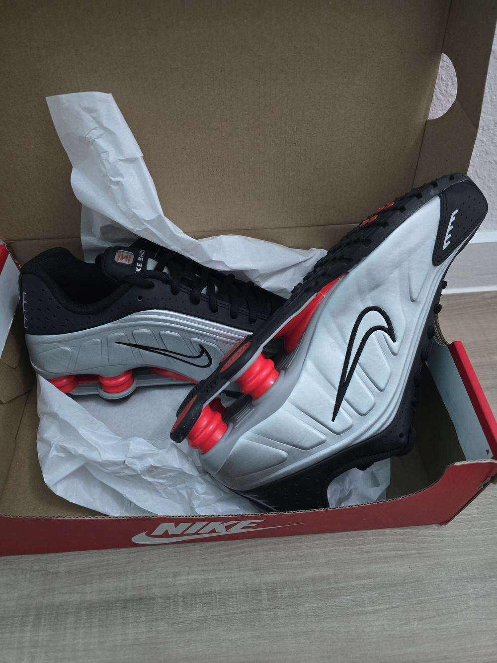 Nike Shox R4 Kids Shoes - Silver/Black with Red Accents..